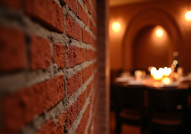 Dettaglio architettonico con archi in mattoni e illuminazione soffusa